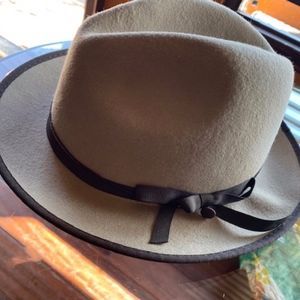 Fedora tan felt hat